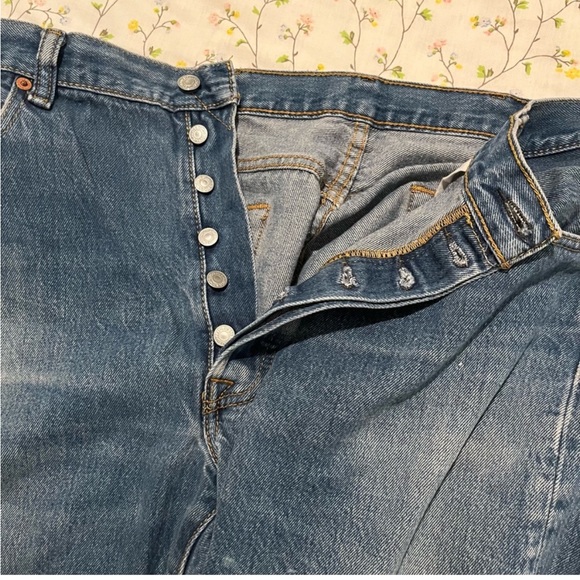 Men's Levi 501 Button Fly W38 L30 Medium Wash Distressed Jeans Pants - Picture 2 of 5